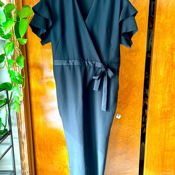 Banana Republic flutter sleeve jumpsuit w/ pockets - Picture 3 of 4